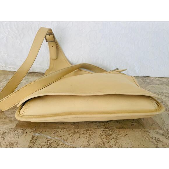Very rare Coach ivory/butter Leather Hippie Slim asymmetrical shoulder bag #9404 - Picture 6 of 10